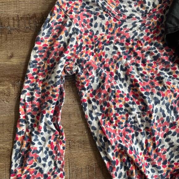 Lot of women’s t-shirts. Sizes range from small -large - Picture 11 of 11